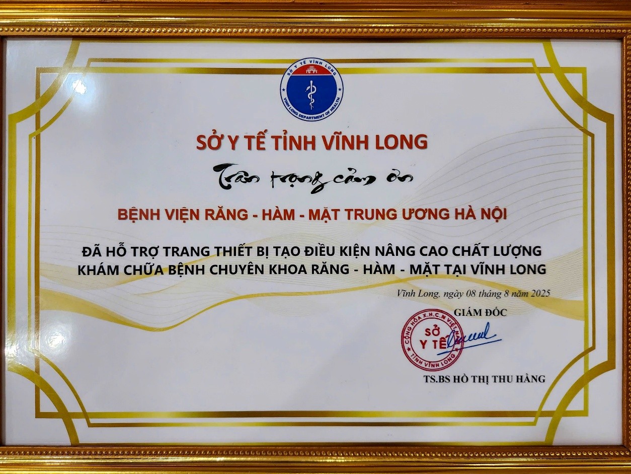 Lãnh đạo Sở Y tế trao Bằng khen cho Bệnh viện